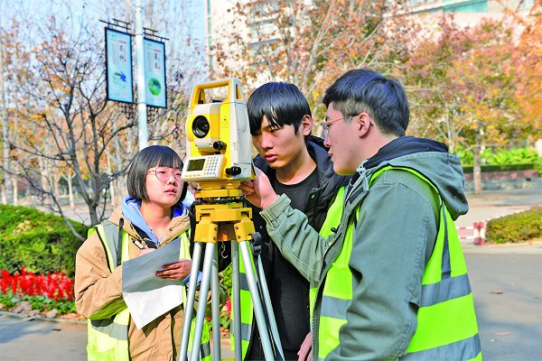 校园秋景美人在画中行 天高气爽、云卷云舒，美丽的农大校园宛如一幅多彩的油画铺展开来。校园满是黄金叶，师生皆为画中人。 图为学生正在校园进行测量学实习。摄影报道 王静