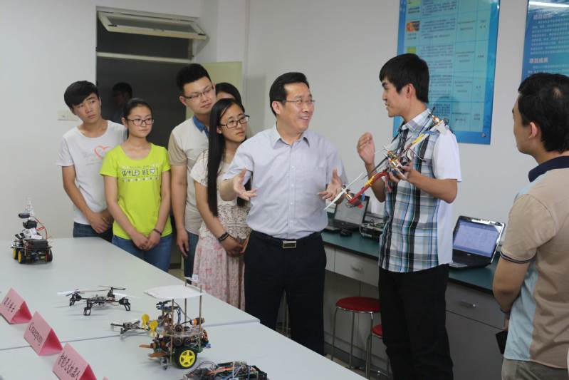 学校党委书记徐剑波参观学院电子...