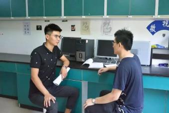 与协会同学探讨近期协会所进行的相关实验