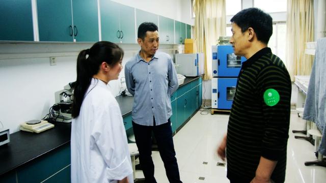 飞动植物协会的同学们向家长们介绍活动项目