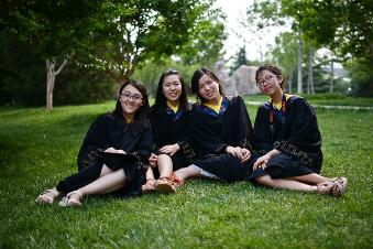 食科中英毕业照