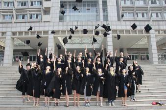 食科中英三班毕业照