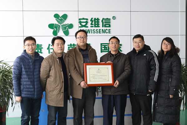 向校友安仲涛颁发山东农业大学创业标兵荣誉奖状